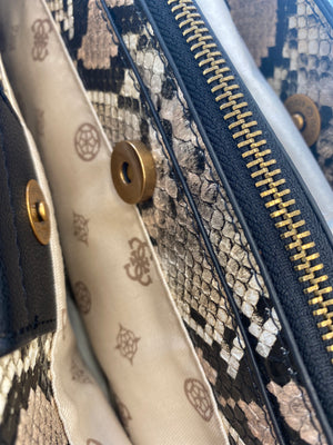 
                  
                    GUESS ALVA PRINT SATCHEL
                  
                