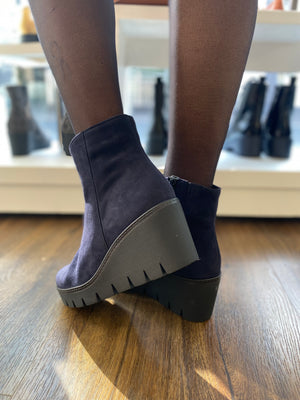 
                  
                    GABOR SUEDE NAVY WEDGE BOOT 34.780.36
                  
                